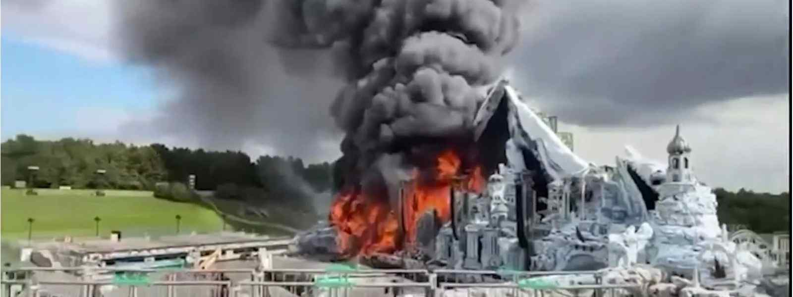 Tomorrowland ප්‍රධාන වේදිකාව ගින්නකින් විනාශ වෙයි.